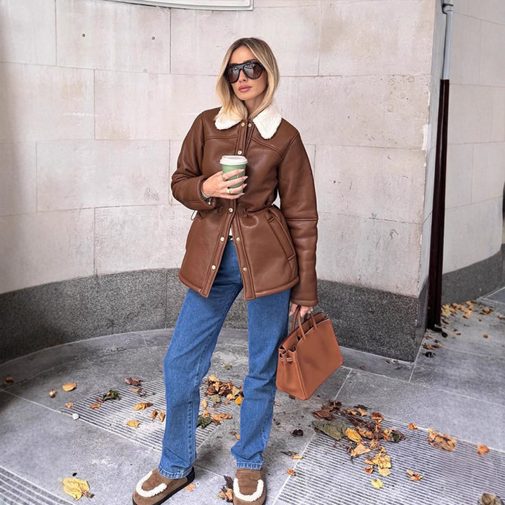 Damen Taillierte Lederimitatjacke mit Kordelzug, Teddykragen und Druckknopfleiste Drune