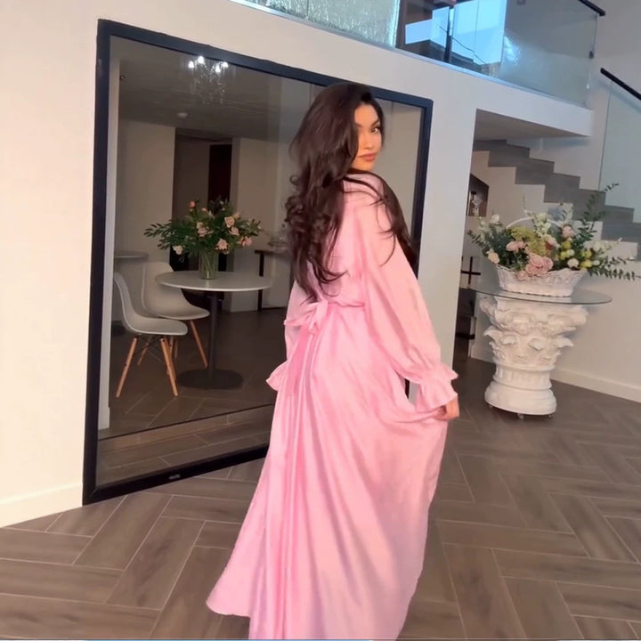 Damen Maxikleid aus Satin mit taillierter Raffung, Stehkragen und vorderem Schlitz Drune