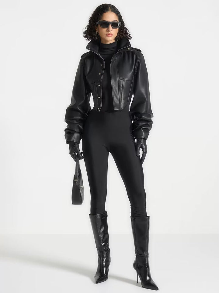 Damen Kurze taillierte Lederoptik‑Jacke mit Stehkragen und femininer Brustabsteppung Drune