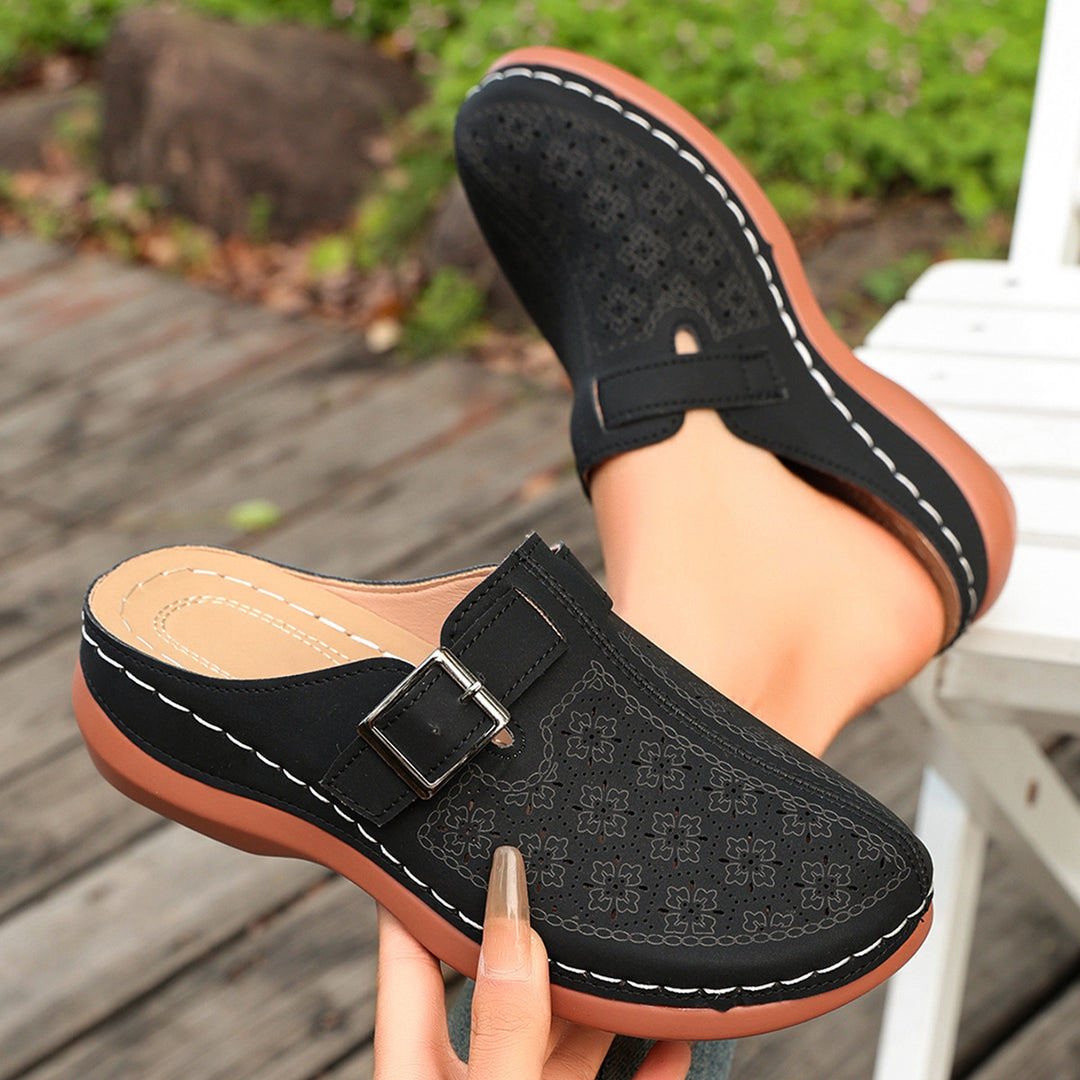 Damen Komfort-Mule mit verstellbarem Schnallenriemen und ornamentaler Lochprägung Drune