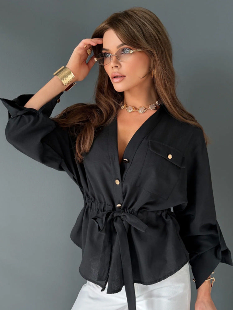 Damen Taillierte Hemdbluse mit Tunnelzug, V-Ausschnitt und goldenen Druckknöpfen Drune