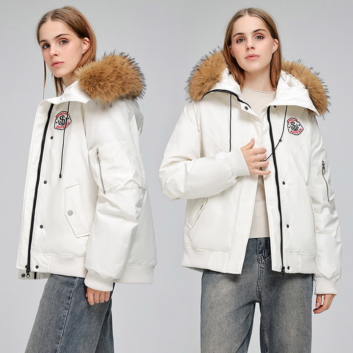 Damen Kurzparkajacke im Bomberstil mit abnehmbarer Fellkapuze und Logo‑Patch Drune