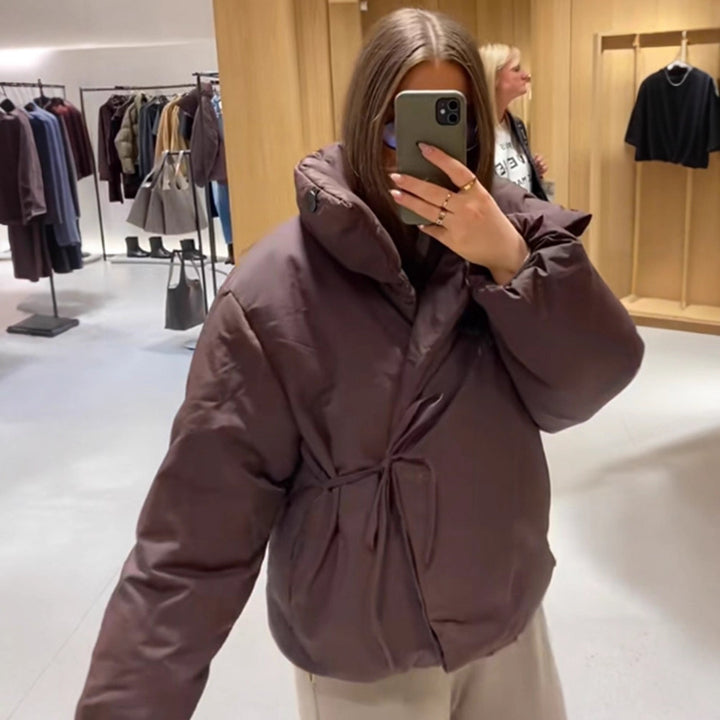 Damen Kurze wattierte Oversize-Pufferjacke mit Kapuze und Bindegürtel Drune