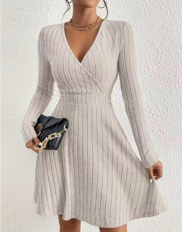 Damen Strickkleid mit Wickel-V-Ausschnitt, taillierter Bund und ausgestelltem A-Linien-Rock Drune