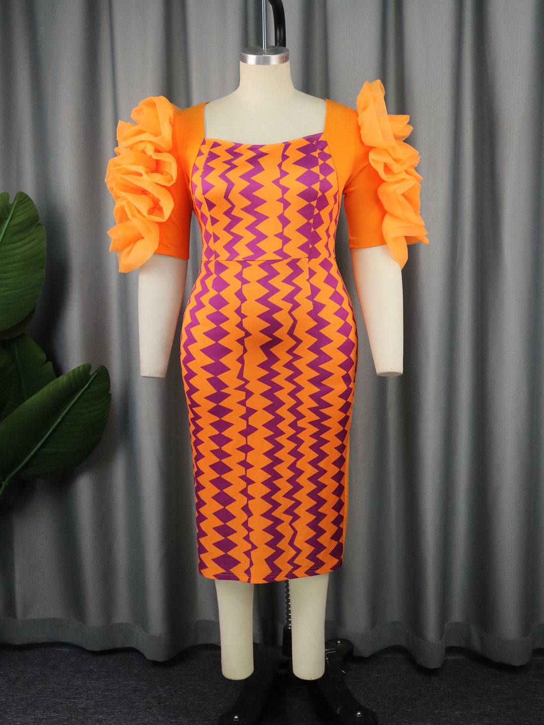 Damen figurbetontes Kleid mit auffälligen Rüschenärmeln und geometrischem Muster Drune