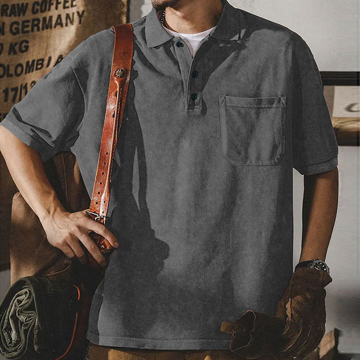 Herren nan locker geschnittenes Baumwoll-Poloshirt mit aufgesetzter Brusttasche und kurzer Knopfleiste Drune