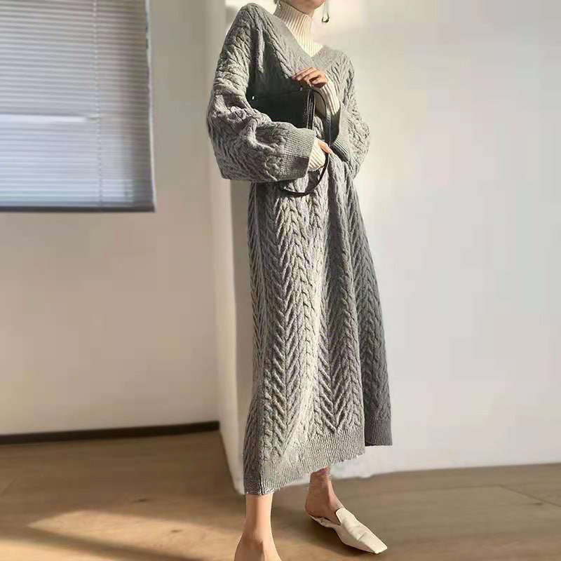 Damen Strickkleid mit Zopfmuster und tiefem V-Ausschnitt Drune