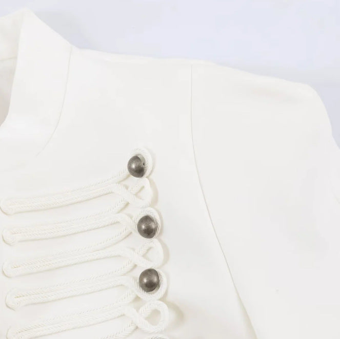 Damen Taillierter Cropped‑Blazer mit militärischer Galonverzierung und Stehkragen Drune