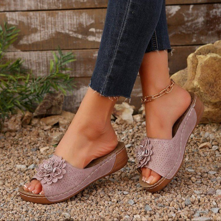 Damen Perforierte Keil-Sandalen als Slip-On mit Blumenapplikation und gepolstertem Fußbett Drune