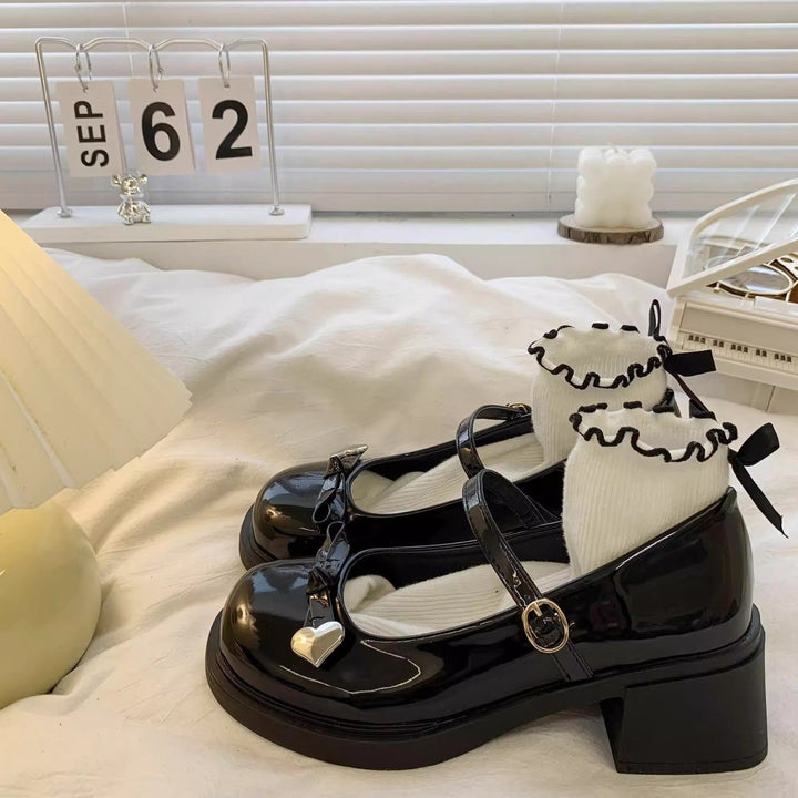 Damen Süße Mary Jane Schuhe mit herzförmigem Detail und dekorativem Rüschensocke Drune