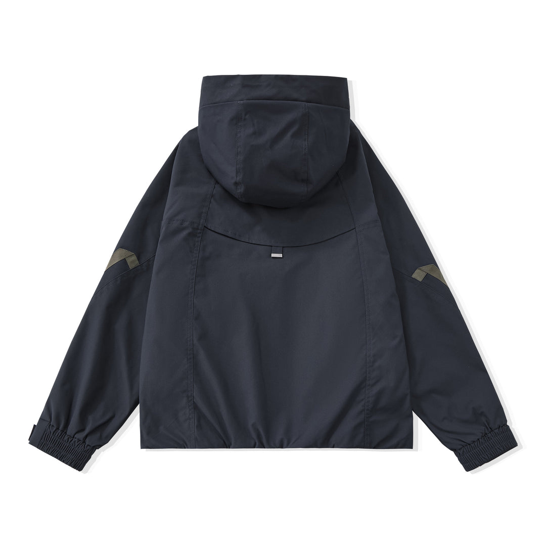 Herren Kurz geschnittener Boxy‑Techparka mit Kapuze, verdeckter Frontblende und Cargo‑Reißverschlüssen Drune