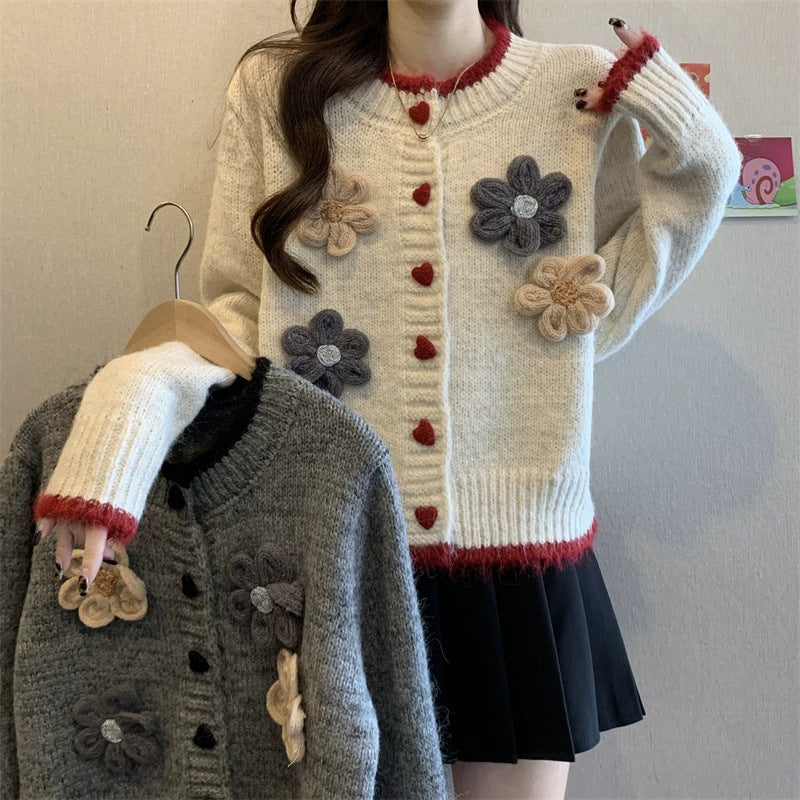 Damen verspielte Strickjacke mit Herzknopfverschluss und floralen Applikationen Drune