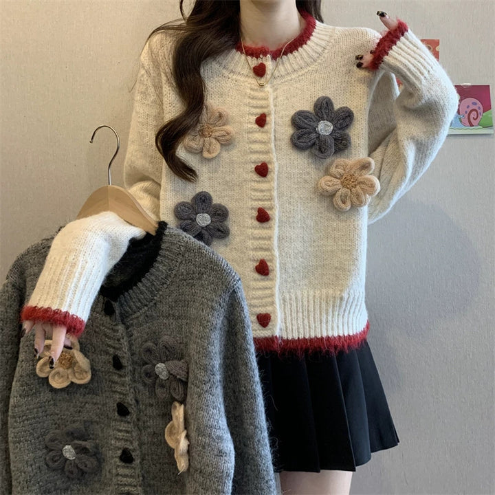 Damen verspielte Strickjacke mit Herzknopfverschluss und floralen Applikationen Drune