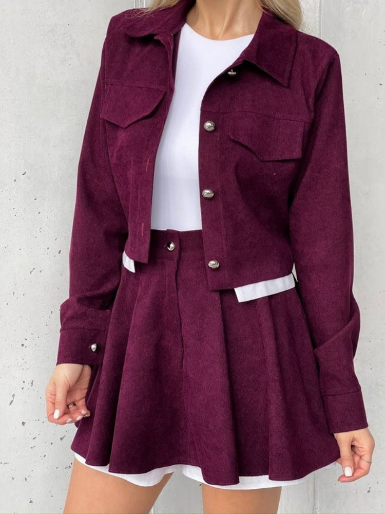 Damen kurzes Cordjacken- und Faltenrock-Set mit taillenhohem Faltenrock und cropped Hemdjacke Drune