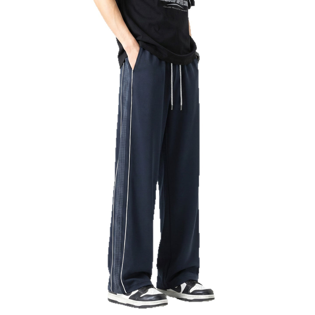 Herren Weite Trackhose im Oversize‑Schnitt mit Tunnelzug und seitlichem Karomuster‑Streifen Drune