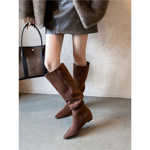 Damen Kniehohe Slouch‑Stiefel aus Veloursoptik mit spitzer Zehenpartie und flachem Komfortabsatz Drune