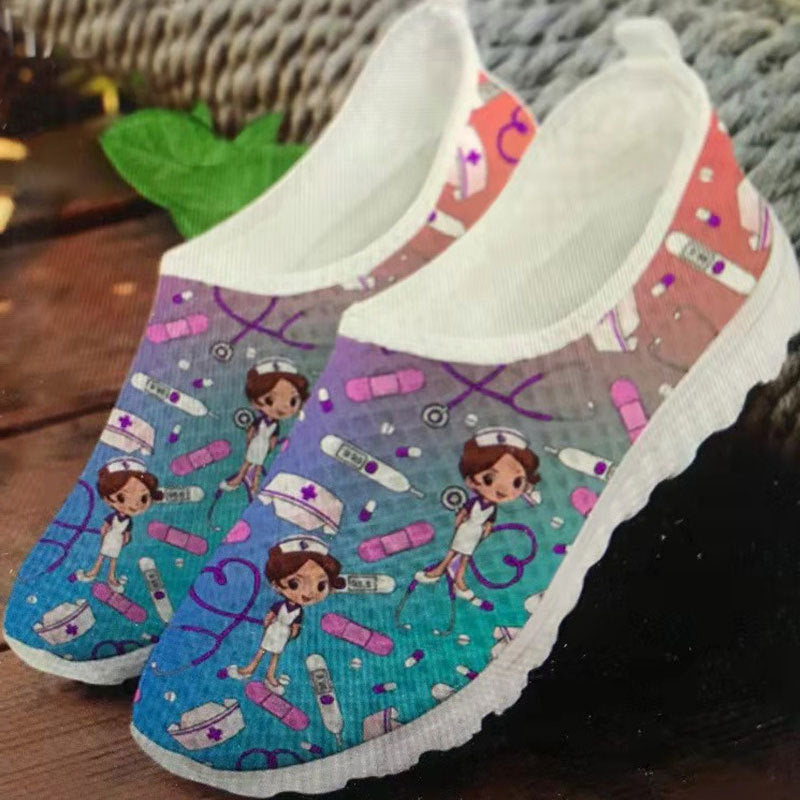 Damen Verspielte Slip-On Sneakers mit medizinischem Cartoon-Print, atmungsaktivem Mesh und gepolsterter Memory-Sohle Drune