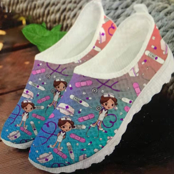 Damen Verspielte Slip-On Sneakers mit medizinischem Cartoon-Print, atmungsaktivem Mesh und gepolsterter Memory-Sohle Drune
