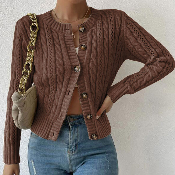 Damen Strickjacke mit hochwertigem Zopfmuster und glänzenden Knöpfen Drune