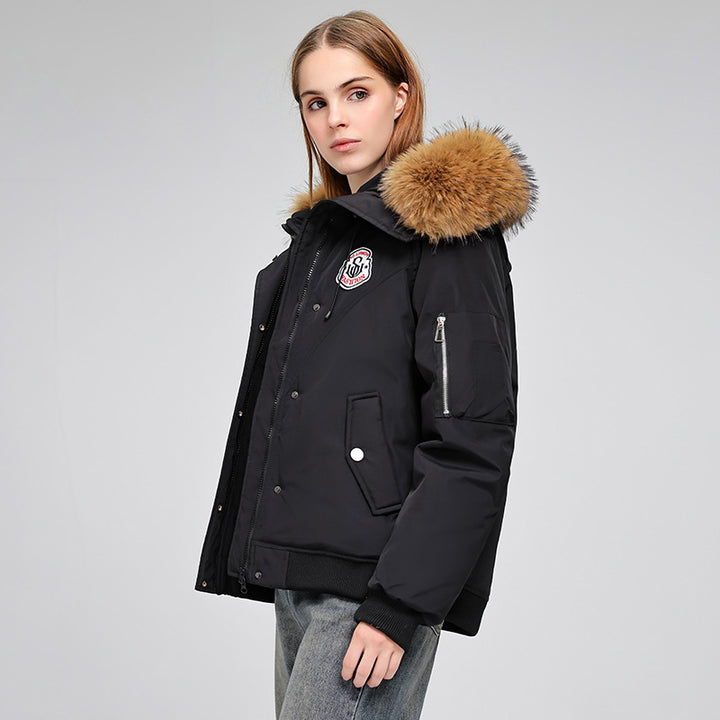 Damen Kurzparkajacke im Bomberstil mit abnehmbarer Fellkapuze und Logo‑Patch Drune