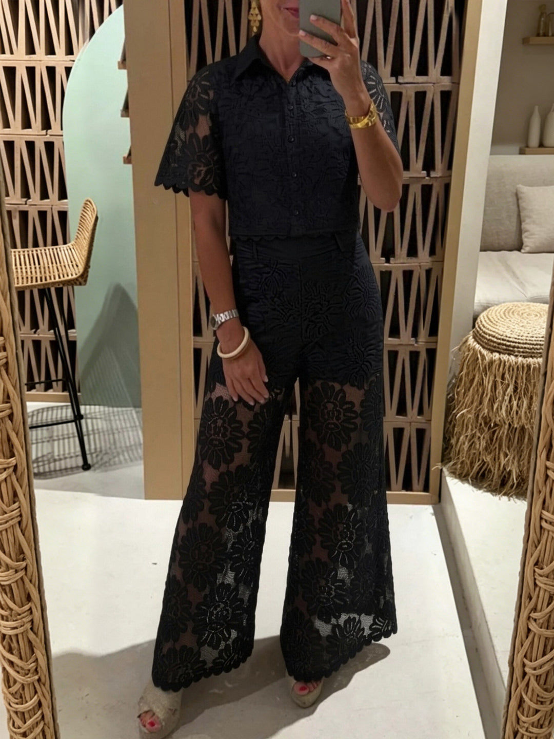 Damen nan elegante Spitzenkombination mit kurzärmeliger Hemdbluse, Muschelsaum und taillierter Palazzohose mit Bindegürtel Drune
