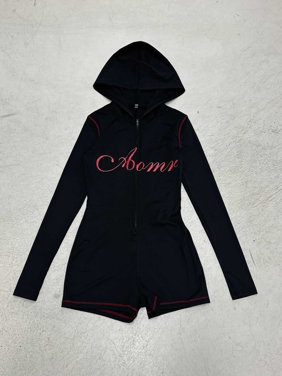 Damen nan taillierter Zip-Romper mit Kapuze, langer Armführung und integrierten Shorts aus funktionalem Stretch Drune