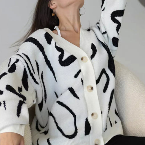 Damen Strickjacke mit modernem Muster und eleganten Knöpfen