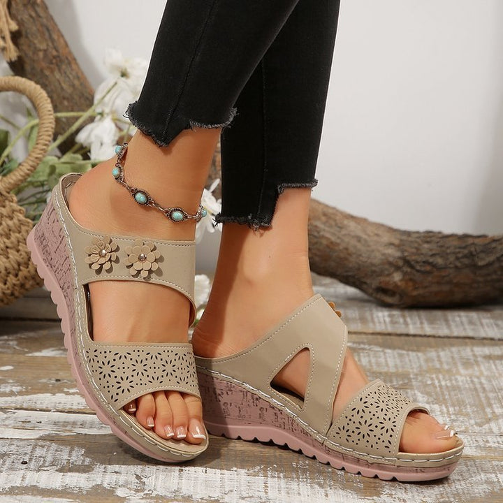Damen Komfortable Sandalen mit floraler Perforation und ergonomischem Fußbett Drune