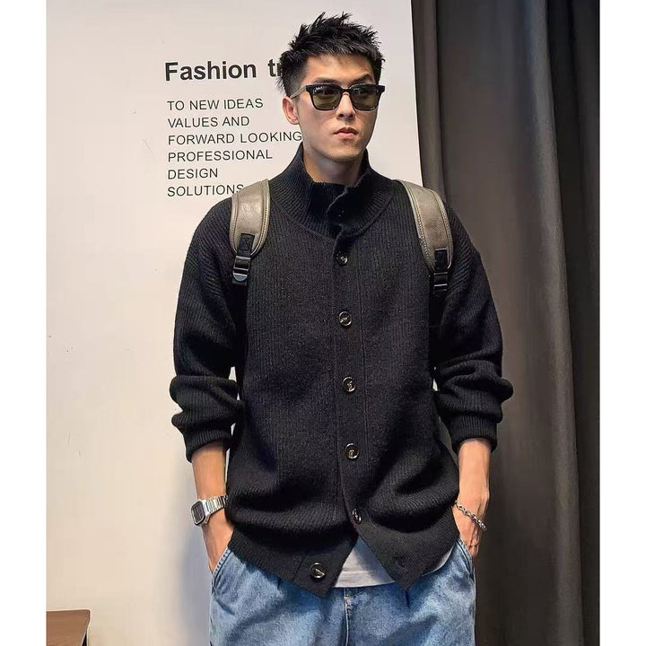 Herren Grobstrickjacke mit Stehkragen und Knopfleiste Drune