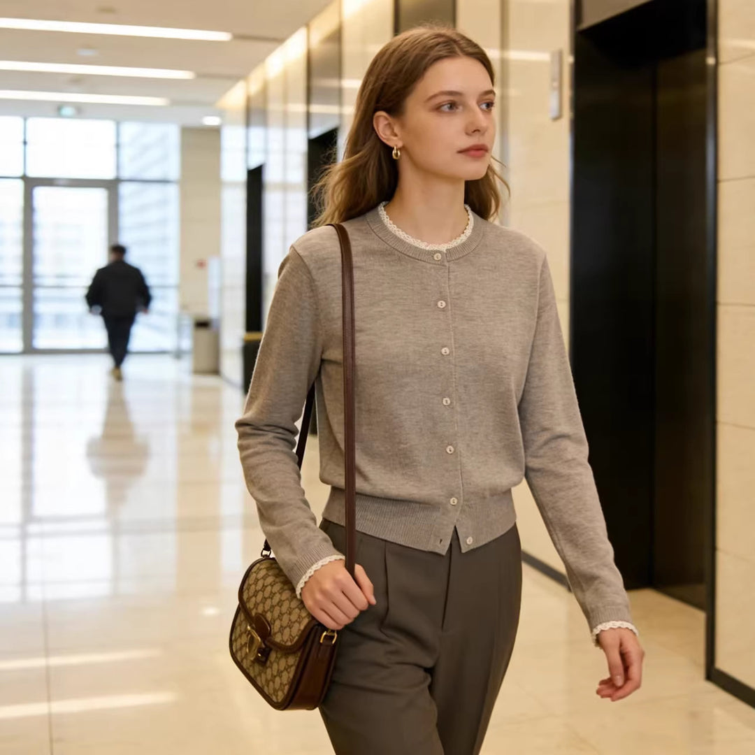 Damen Feiner Strick-Cardigan mit Rundhalsausschnitt, Knopfleiste und Spitzenbesatz Drune