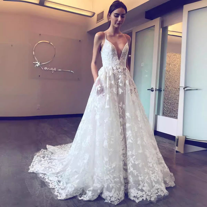 Damen Hochzeitskleid mit tiefem V-Ausschnitt und filigraner Spitze Drune