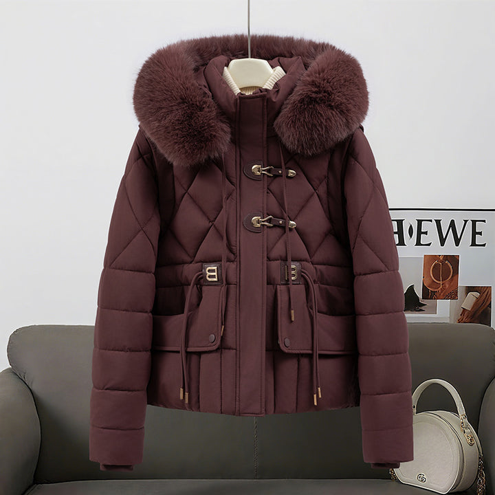 Damen nan kurze gesteppte Kapuzenjacke mit voluminösem Webpelzbesatz, Kordelzugtaillierung und Pattentaschen Drune