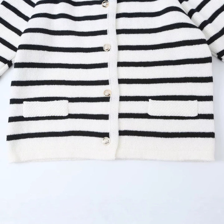 Damen Gestreifte Strickjacke mit Rundhalsausschnitt, Zierknopfleiste und aufgesetzten Taschen Drune
