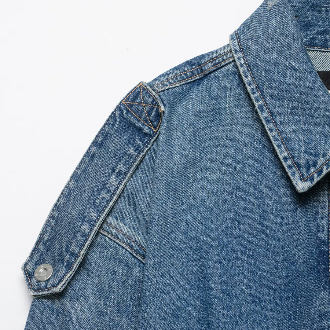 Damen Cropped Jeansjacke mit Schulterklappen, verdeckter Knopfleiste und boxy Silhouette Drune