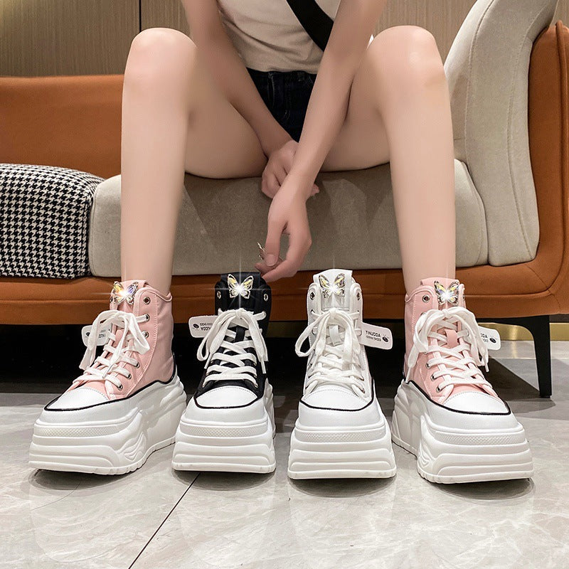 Damen nan Plateau-Sneaker mit hohem Schaft, Schnürung und Schmetterling-Brosche Drune