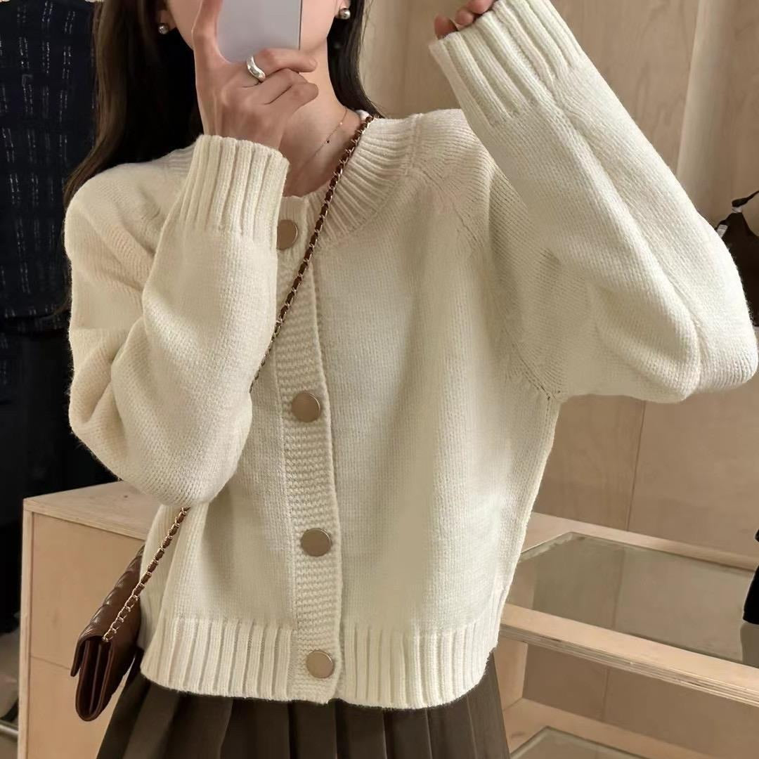 Damen Strickjacke mit Rundhalsausschnitt und dekorativen Knöpfen Drune