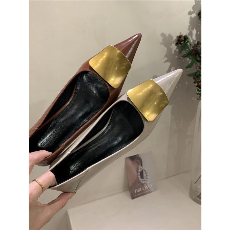 Damen Elegante spitz zulaufende Pumps mit goldener Zierplatte und geformtem Kittenabsatz Drune