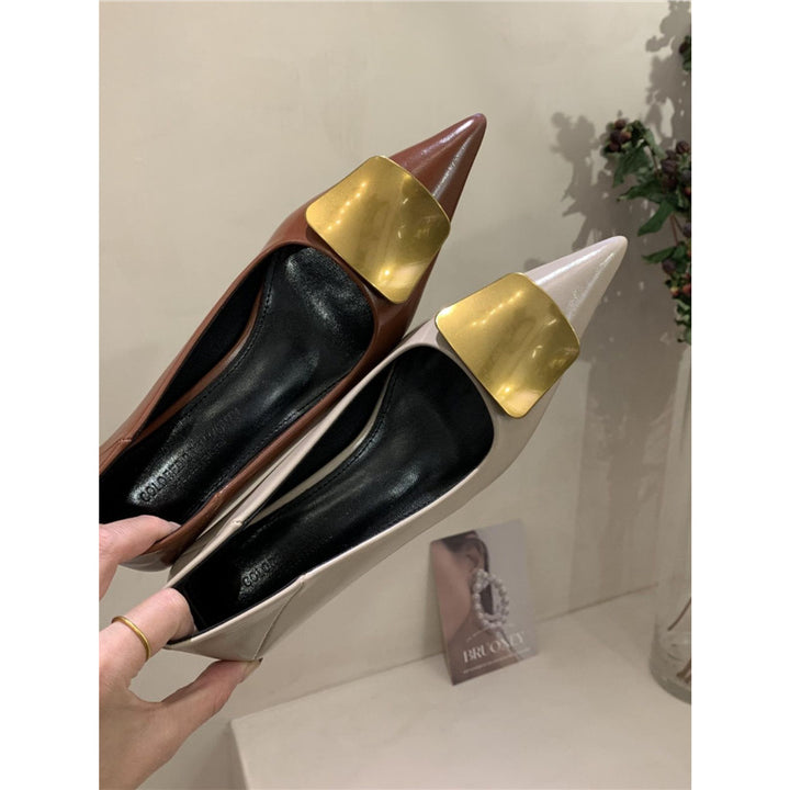 Damen Elegante spitz zulaufende Pumps mit goldener Zierplatte und geformtem Kittenabsatz Drune