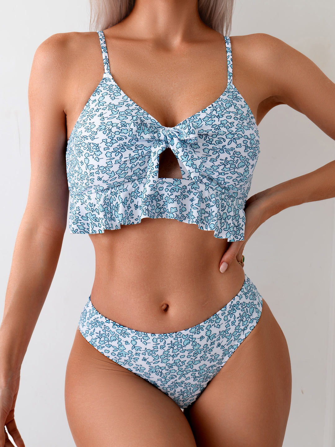 Damen Bikini-Set mit verstellbarem Oberteil und femininer Rüschenshort Drune