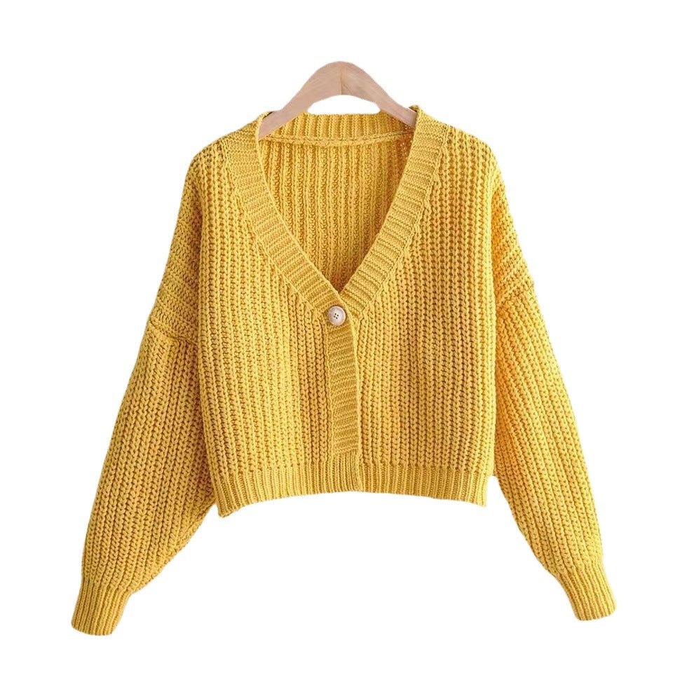 Damen kurze Strickjacke mit tiefem V-Ausschnitt und besonderen Knopfdetails Drune