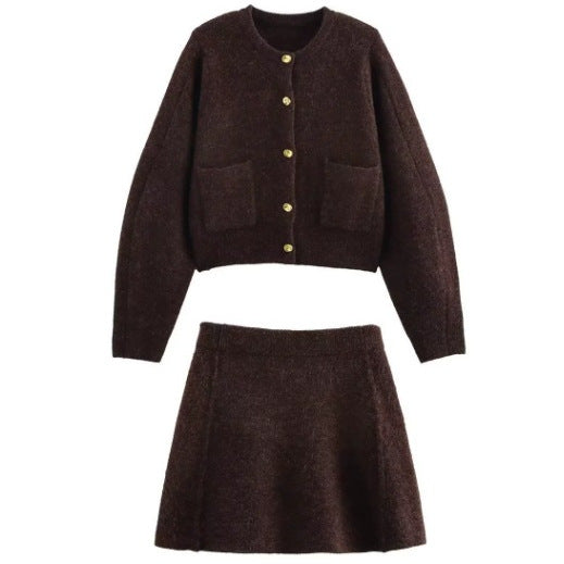 Damen 60+ Cropped Strickcardigan mit Rundhals, aufgesetzten Taschen und Zierknöpfen Drune