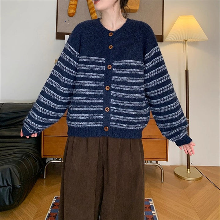 Damen Grobstrickjacke mit modernen Streifen und Knopfdetails Drune