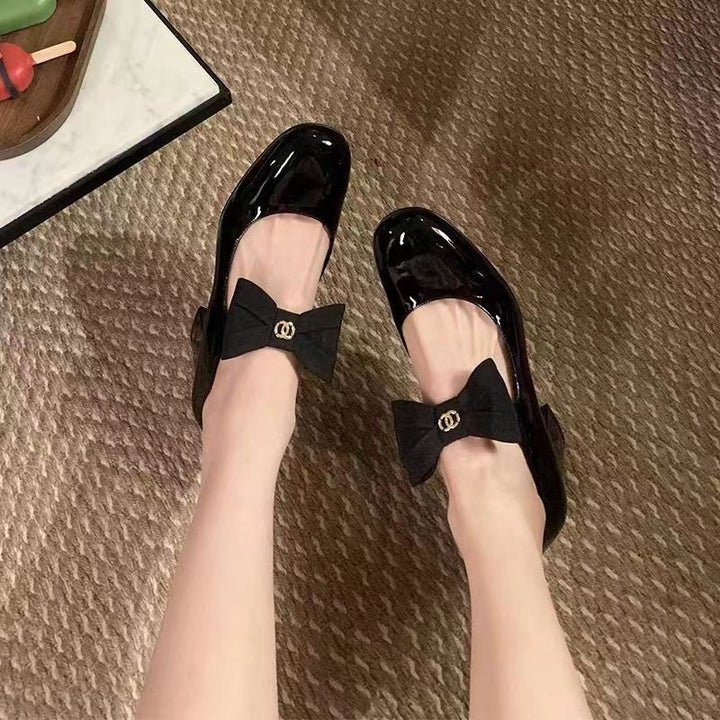 Damen Lack-Ballerinas mit dekorativem Schleifenriemen und gepolstertem Komfortfußbett Drune