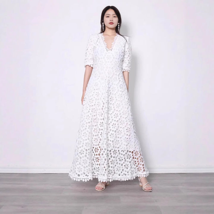 Damen Elegantes Maxikleid mit floralen Cut-Outs und Spitzenkragen Drune