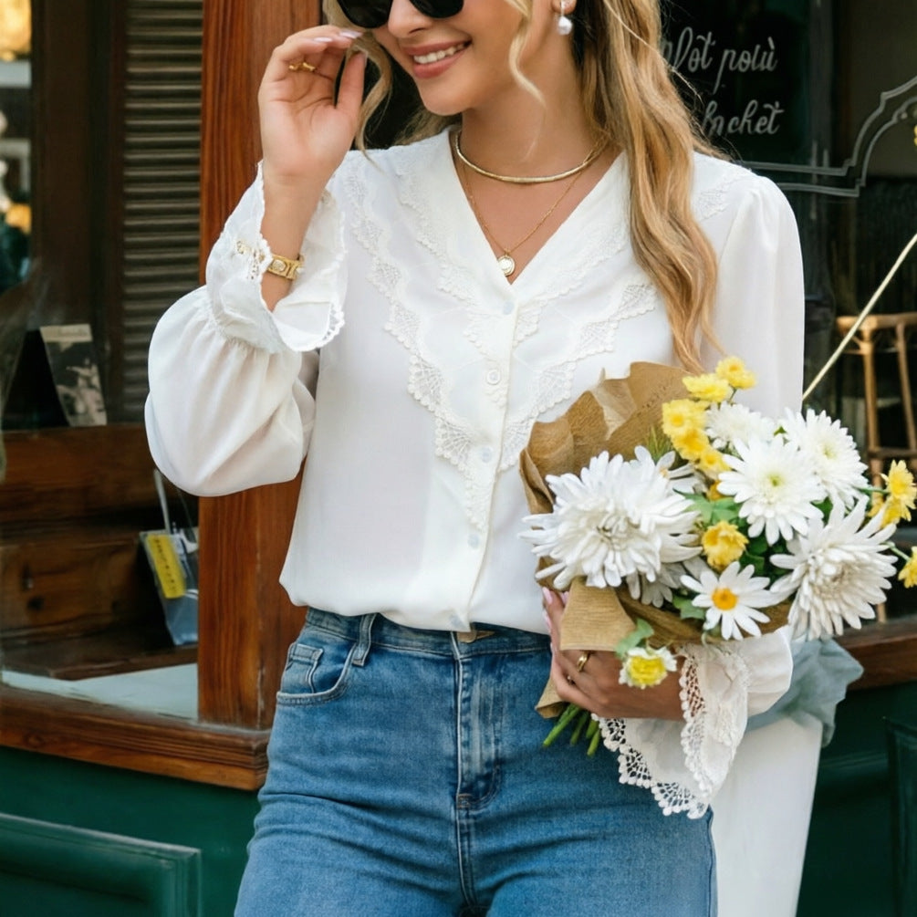 Damen Spitzenbluse mit V-Ausschnitt, Häkelbesatz und Knopfleiste Drune