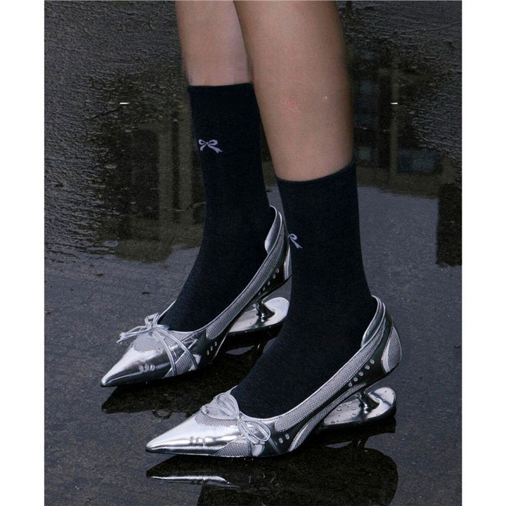 Damen Spitz zulaufende Metallic‑Slingback‑Pumps mit skulpturellem Fersenabsatz und Schleifenakzent Drune
