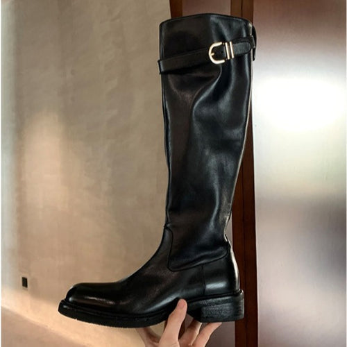 Damen kniehohe Lederstiefel mit flacher Profilsohle und Ziergurt Drune