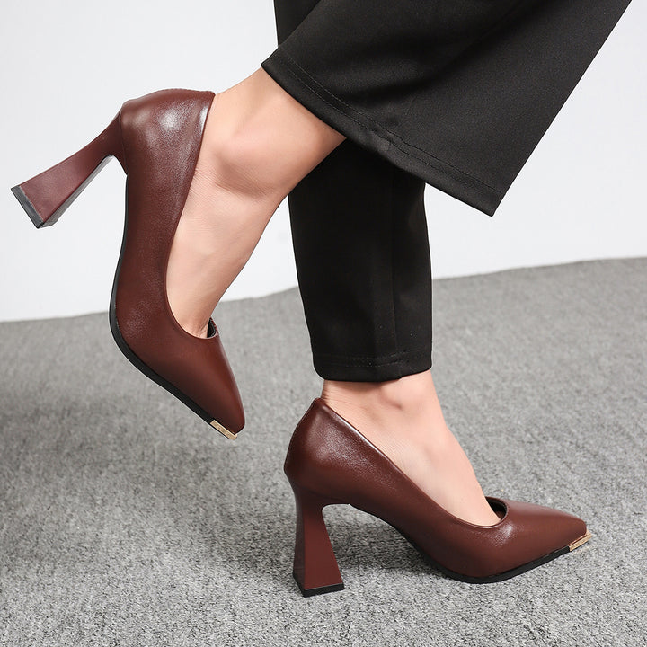 Damen Pumps mit spitzer Zehenpartie, Metallkappe und skulpturellem Blockabsatz Drune