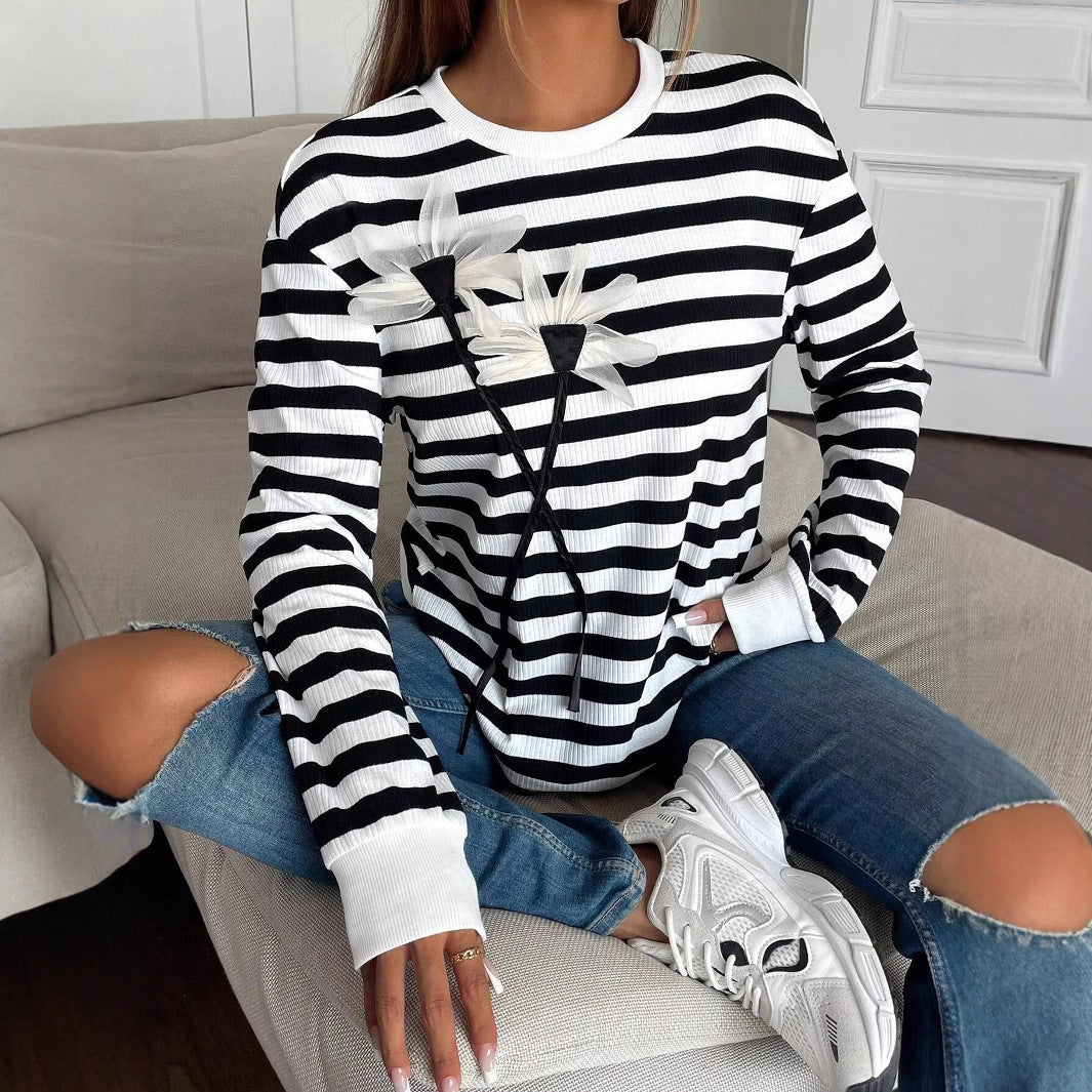 Damen nan gestreiftes Ripp-Langarmshirt mit dreidimensionaler Blumenapplikation und Rundhals Drune
