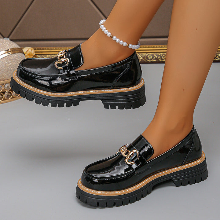 Damen  glänzende Lack-Loafer mit dekorativer Metallspange und profilierter Traktorsohle Drune
